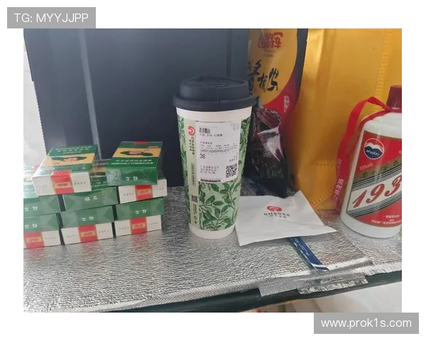 崔家溪训练完回家路上顺手买了杯奶茶，结果被粉丝认出来狂拍——他喝的那杯是全糖加双倍珍珠