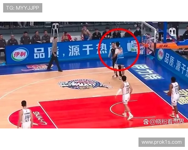 篮球比赛中如何识别与判罚“拉人犯规”,新手必看的规则解析 篮球比赛中如何识别与判罚“拉人犯规”,新手必看的规则解析